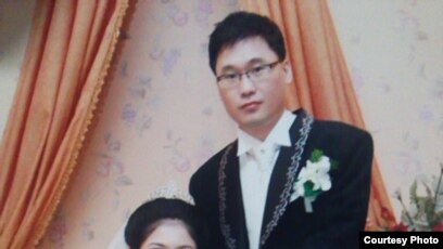 Haqiqiy jinsiy aloqa videosi: Bir qizni karavotga boglab sikishni boshladilar.