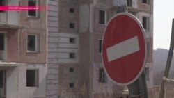 Гарнизон уехал, электрик остался: человек живет один в поселке на Тихом океане (видео)