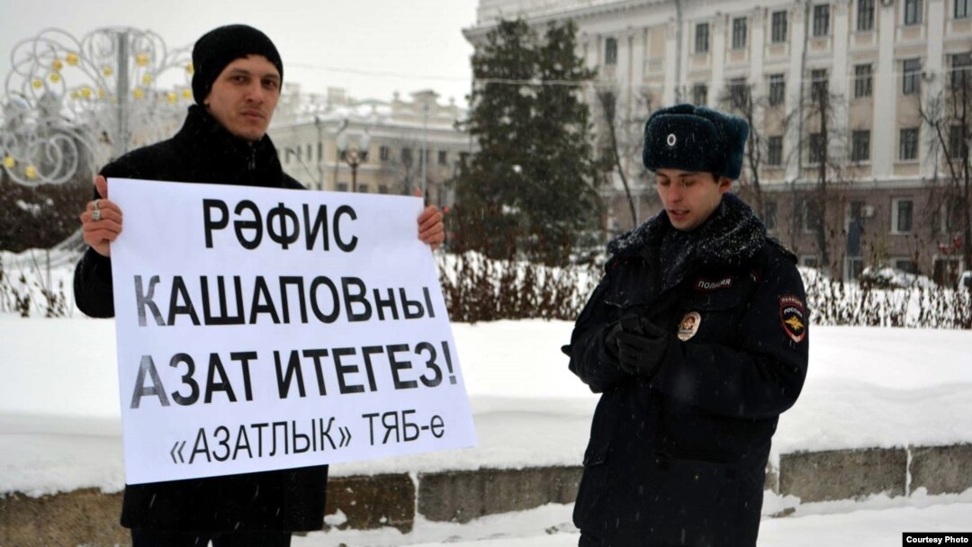 Наил Нәбиуллин янына полиция вәкиле килеп фотога төшергән, максатларын сораштырган