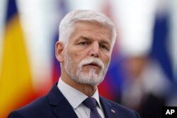 Președintele ceh Petr Pavel (62 de ani, general în retragere) a devenit unul din liderii europeni cei mai detestați de Kremlin după ce a spus în iulie 2023 că rușii din diaspora ar trebui supravegheați, ca să nu spioneze.