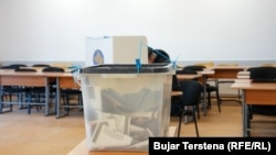 Një kutimi votimi e mbushur me vota gjatë zgjedhjeve të 28 dhjetorit në Kosovë.
