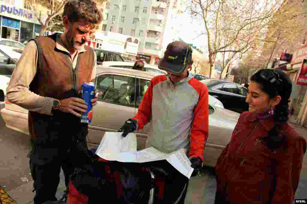 Dünyanı velosipedlə gəzən cütlük Bakıda #6