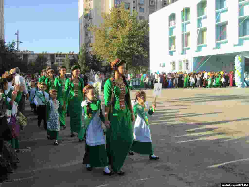 Aşgabat ş&auml;heriniň 52-nji mekdebind&auml;ki dabara.