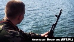 Боец добровольческого батальона "Азов" Валентин верит, что на Украине воюет за будущее России