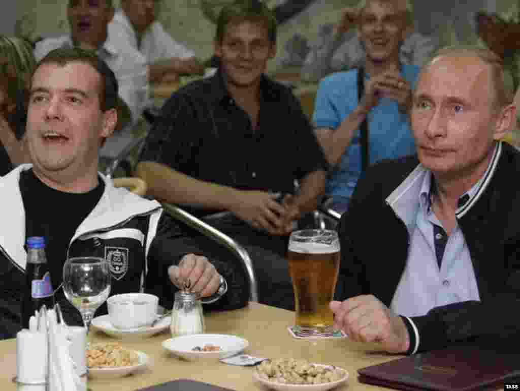 Путин и Медведев го следат пријателскиот меч меѓу фудбалските репрезентации на Русија и Аргентина