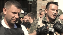 Боевики Александр Захарченко (слева) и Вадим Погодин (справа), которого обвиняют в убийстве 16-летнего Степана Чубенко