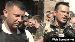 Бойовики Олександр Захарченко (ліворуч) і Вадим Погодін (праворуч), якого звинувачують в убивстві 16-річного Степана Чубенка