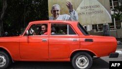 Afiș cu Papa Francisc la Havana.