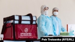 Медицинские сотрудники в пункте для сдачи анализов на коронавирусную инфекцию. Алматы, 14 мая 2020 года