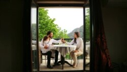 Cijela sedmica pred Vaskrs u Pravoslavnoj crkvi izuzetno je važna i svaki dan, kaže đakon Rajković, ima svoju simboliku i značenje (na fotografiji: Branislav Rajković sa svojom suprugom i kćerkom)