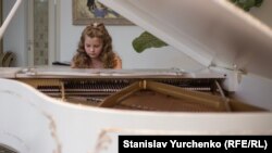 Пианистка из Крыма Христина Михайличенко на концерте в Киеве, ноябрь 2016 года