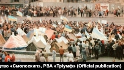 Наметове містечко в центрі столиці України під час Революції на граніті. Київ, жовтень 1990 року 