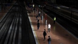 Пассажиры, соблюдая предписанную дистанцию, ждут поезда на вокзале Аточа в Мадриде. 4 мая 2020 года