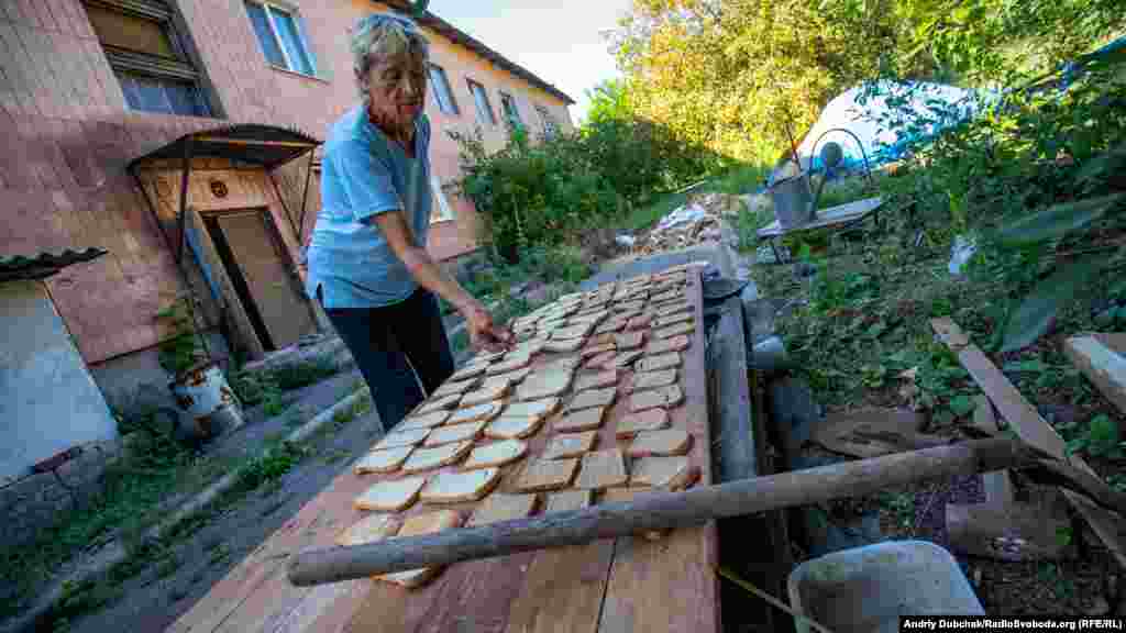 Ольга, мешканка фронтового селища Опитне, сушить на сухарі хліб, який їй дали військові.&nbsp;Селище Опитне, що прямо навпроти Донецького аеропорту, ще з 2014 року внесене у&nbsp;перелік населених пунктів, на території яких органи державної влади тимчасово не здійснюють свої повноваження. Зараз тут проживають приблизно 40 цивільних осіб. У селищі немає магазину, світла, води, дорога сюди від Авдіївки геть погана. Але люди живуть, бо подітися їм нікуди. Селище Оптине, 12 серпня 2018 року ПЕРЕГЛЯНЬТЕ ФОТОГАЛЕРЕЮ