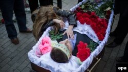 Похороны одного из погибших во время беспорядков