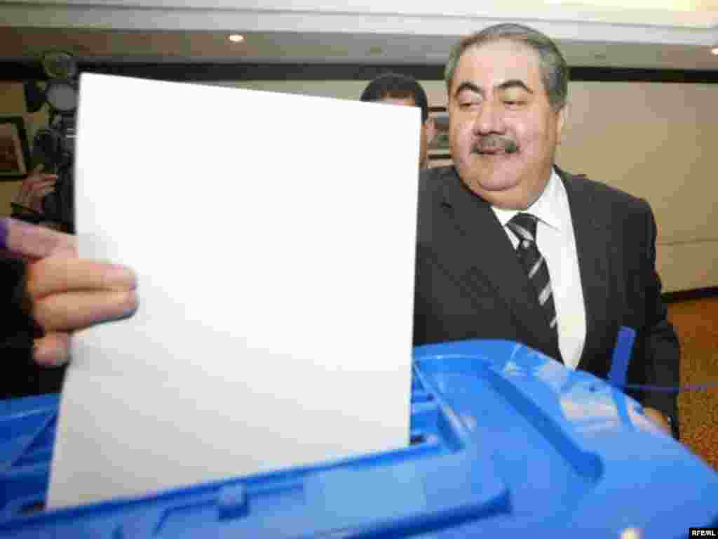 وزير الخارجية العراقي هوشيار زيباري يدلي بصوته في أربيل