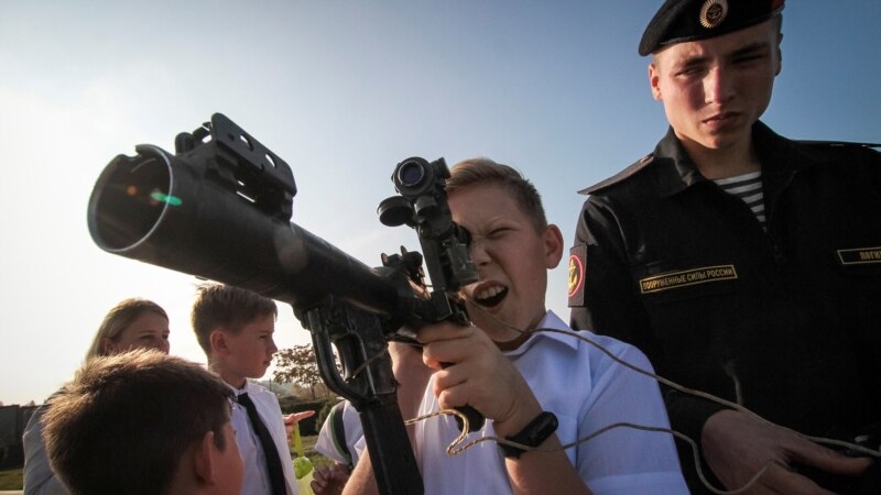 «России нужно новое поколение, умеющее воевать». Чем грозит детям в Крыму российский патриотизм?