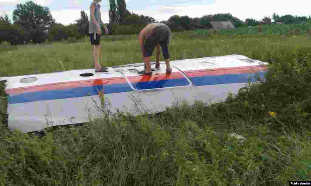 Уламки &laquo;Боїнгу-777&raquo;&nbsp;(фотографії місцевих жителів)