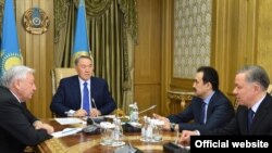 Консультации с председателем Мажилиса Парламента Кабибуллой Джакуповым и Премьер-Министром Каримом Масимовым. Во встрече также принял участие Руководитель Администрации Президента Нурлан Нигматулин. Астана, 18 января 2016 года.
