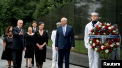 სინდი მაკკეინი, სენატორ ჯონ მაკკეინის მეუღლე, პრეზიდენტ დონალდ ტრამპის კაბინეტის უფროს ჯონ კელისთანმ თავდაცვის მდივან ჯიმ მატისთან და ოჯახის წევრებთან ერთად ვიეტნამის ომის ვეტერანთა მემორიალთან ვაშინგტონში, 1 სექტემბერი 2018 წელი.