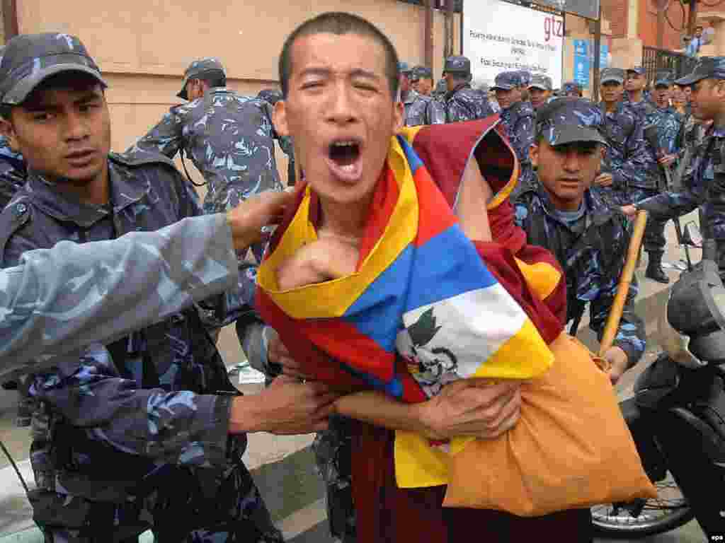 Антикитайские волнения прошли и в граничащих с Тибетом странах. Непальская полиция разгоняет демонстрацию в Катманду у здания представительства ООН.