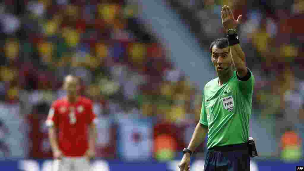 Узбекский рефери Ришван Ирматов во время матча между сборными Швейцарии и Эквадора. Бразилиа, 15 июня 2014 года.&nbsp; &nbsp;