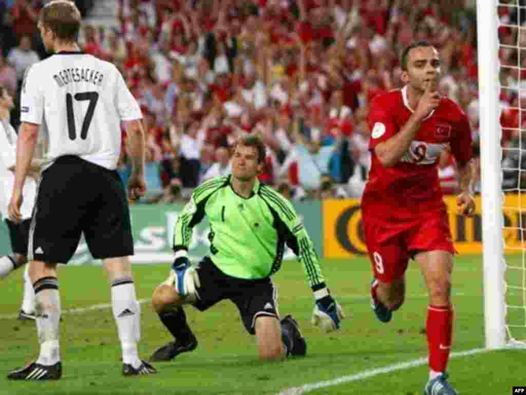 Almaniya-Türkiyə 3:2 - Futbol üzrə Avropa çempionatının yarımfinalında Almaniya 3:2 hesabı ilə Türkiyəyə qalib gəlib. Oyunun bitməsinə dörd dəqiqə qalmış Türkiyə hesabı bərabərləşdirsə də əlavə vaxta ehtiyac olacağı hesab olunurdu. Lakin almanların müdafiəçisi Filip Lam Almaniyaya daha bir qol qazandırdı. Almaniya ilə Rusiya və İspaniya oyununda qalib gələn komanda yarışacaq.