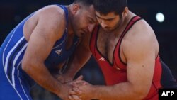 Iran's Bashir Asgari Babajanzadeh Darzi (R) wrestles Ali Nadhim Salman of Iraq during their London 2012 Olympics