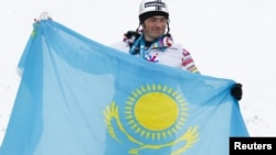 Участник VII зимних Азиатских игр спортсмен Дмитрий Бармашов с государственным флагом Казахстана. Алматы, 3 февраля 2011 года. 