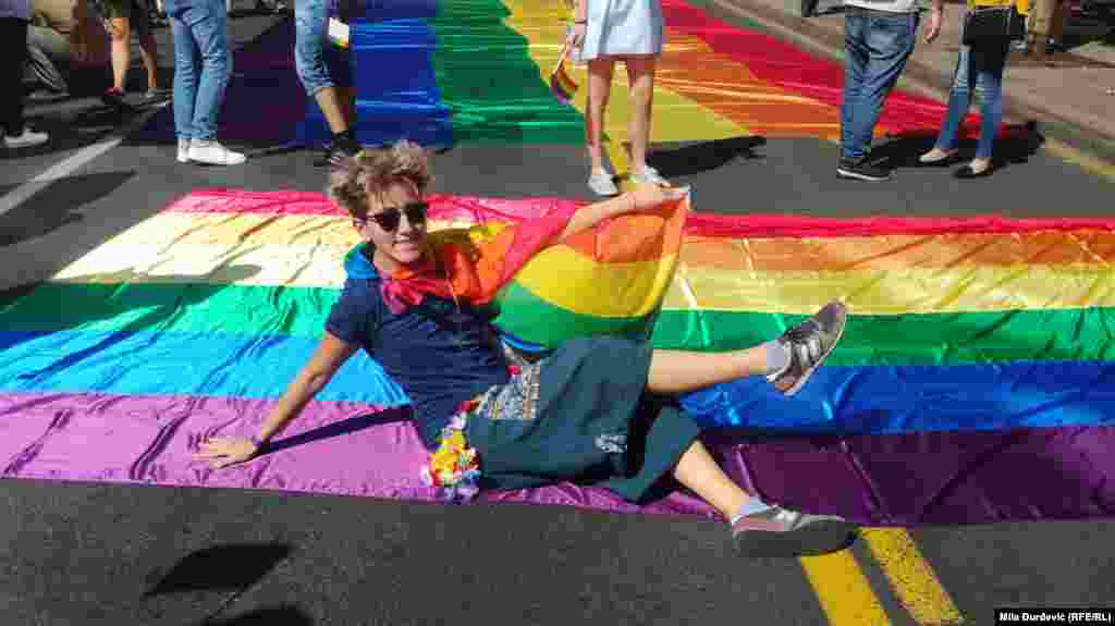 Радужный флаг (символ ЛГБТ-движения) - непременный атрибут гей-парадов.