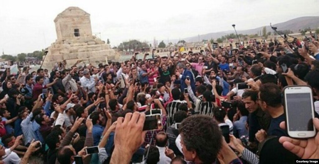 هفتم آبان ماه گذشته هزاران تن از شهروندان برای بزرگداشت کوروش، پادشاه هخامنشی، در روزی که به‌طور غیررسمی «روز کوروش» نامیده می‌شود، در پاسارگاد گرد آمدند. در آن تجمع شعارهای مختلفی نیز داده شد از جمله «کوروش آریایی تولدت مبارک»،«مظهر آزادی ما کوروش است»، «پهلوی پهلوی» سردادند. 