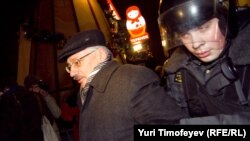 Задержания председателя общества "Мемориал" Олега Орлова на акции протеста в Москве 6 декабря
