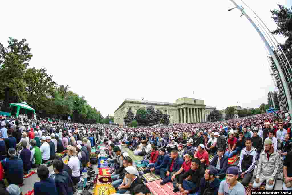 Мусульмане, собравшиеся на молитву в Бишкеке. 15 июня 2018 года.&nbsp;