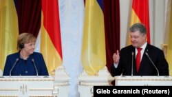 Cancelarul german Angela Merkel la o conferință de presă cu președintele Petro Poroșenko după întrevederea lor la Kiev, 1 noiembrie 2018