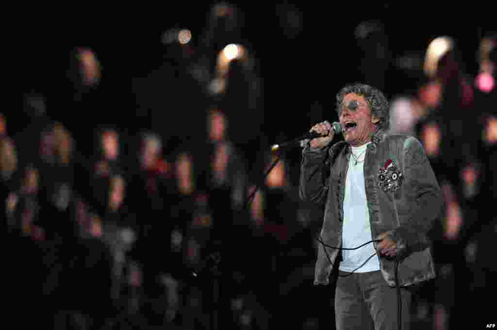 Группа The Who выступает на церемонии закрытия лондонской Олимпиады. В шоу также приняли участие группы Muse, Spice Girls, The Pet Shop Boys, Beady Eye, гитарист Брайан Мэй и другие звезды британской музыки.