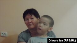 Гульсара Курбанчаева со своим сыном Омирбеком Дуйсебаевым, который болен детским церебральным параличом. Шымкент, 4 июня 2016 года.