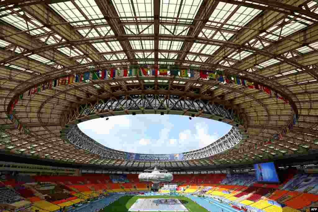 Një pamje e përgjithshme e stadiumit Luzhniki të Moskës gjatë një prove &nbsp;për ceremonitë e hapjes së Kampionatit Botëror të Atletikës, që do të zhvillohet nga 10-18 gusht.