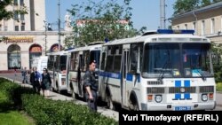 По периметру Кудринской площади дежурят несколько автобусов полиции