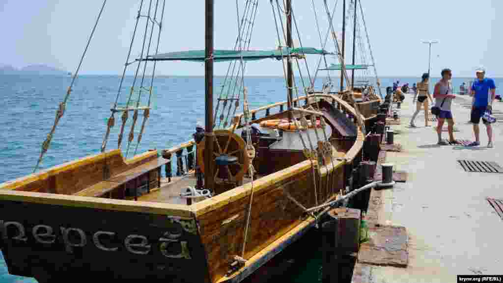 Окрім купання в морі, відпочивальники здійснюють морські прогулянки вздовж скелястих берегів Карадазького природного заповідника з обов&#39;язковою прогулянкою на кораблику через Золоті ворота