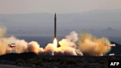 İran raketini sınaqdan keçirir