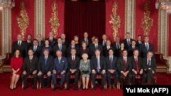 Лидеры НАТО позируют для групповой фотографии с королевой Елизаветой II и принцем Уэльским в Букингемском дворце, Лондон, 3 декабря 2019 года