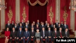 Lideri zemalja članica NATO-a sa kraljicom Elizabeth