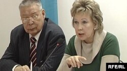 «Ақ жол» партиясы төрағасының орынбасары Людмила Жуланова (оң жақта), Астана, 23 ақпан 2009 жыл.