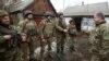 Президент Украины Пётр Порошенко среди военнослужащих в Луганской области