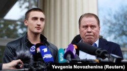 Pavel Ustinov (solda) və vəkil Anatoly Kucherena məhkəmədə
