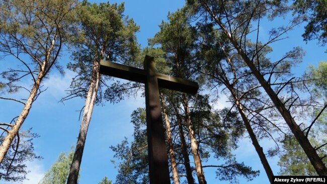 Крест в память о погибших польских гражданах в Медном