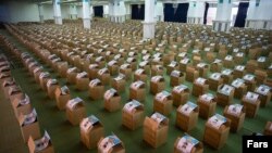 23 aprilie 2020 - La moscheea imamului Khomeini din Teheran sunt pregătite pachete de mâncare de distribuit musulmanilor săraci iranieni în timpul Ramadanului
