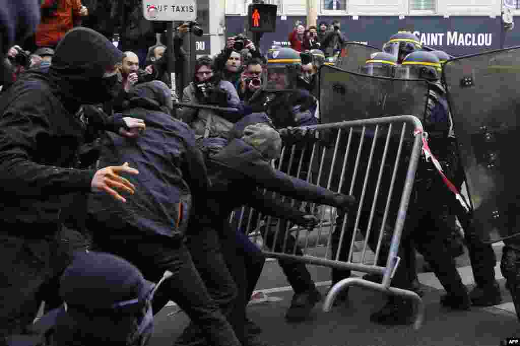 هر چند در جایی دیگر از پایتخت فرانسه گروهی از معترضان در خیابان&zwnj;ها با پلیس درگیر شده&zwnj;اند.