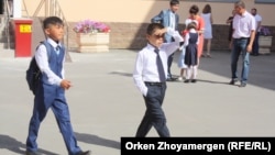 Астанадағы мектеп-гимназия оқушылары. 2 қыркүйек 2017 жыл