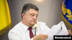 Petro Poroshenko në zyrën e tij